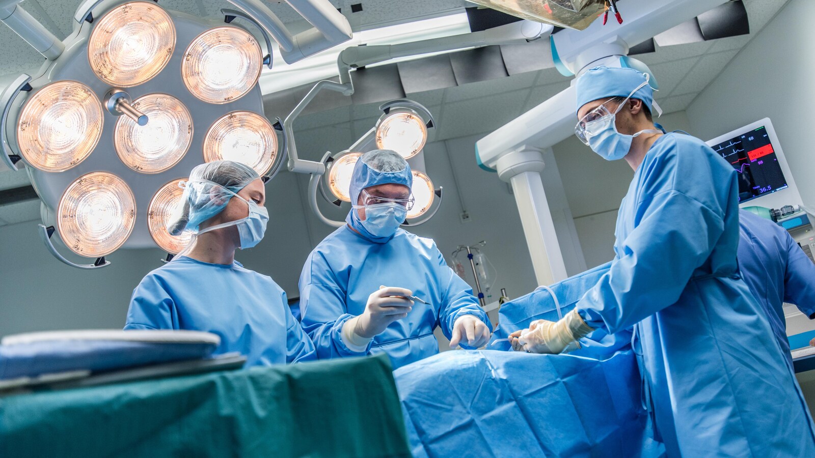 Des chirurgiens opèrent un patient.