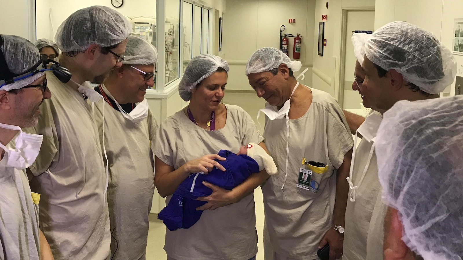 Les membres de l'équipe médicale observent le nouveau-né à l'hôpital Sao Paulo, au Brésil, en décembre 2017.