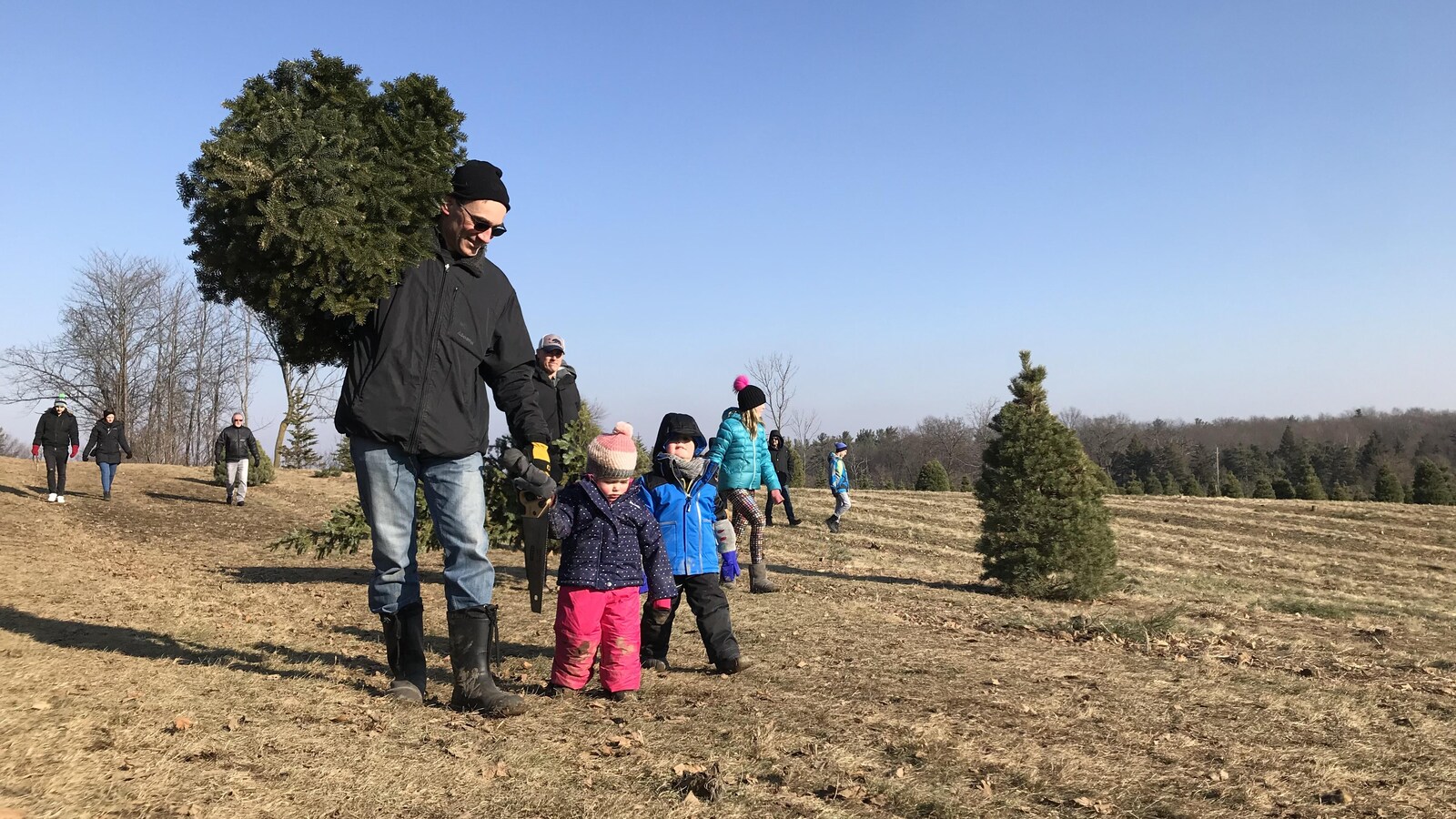Un père de famille et ses enfants