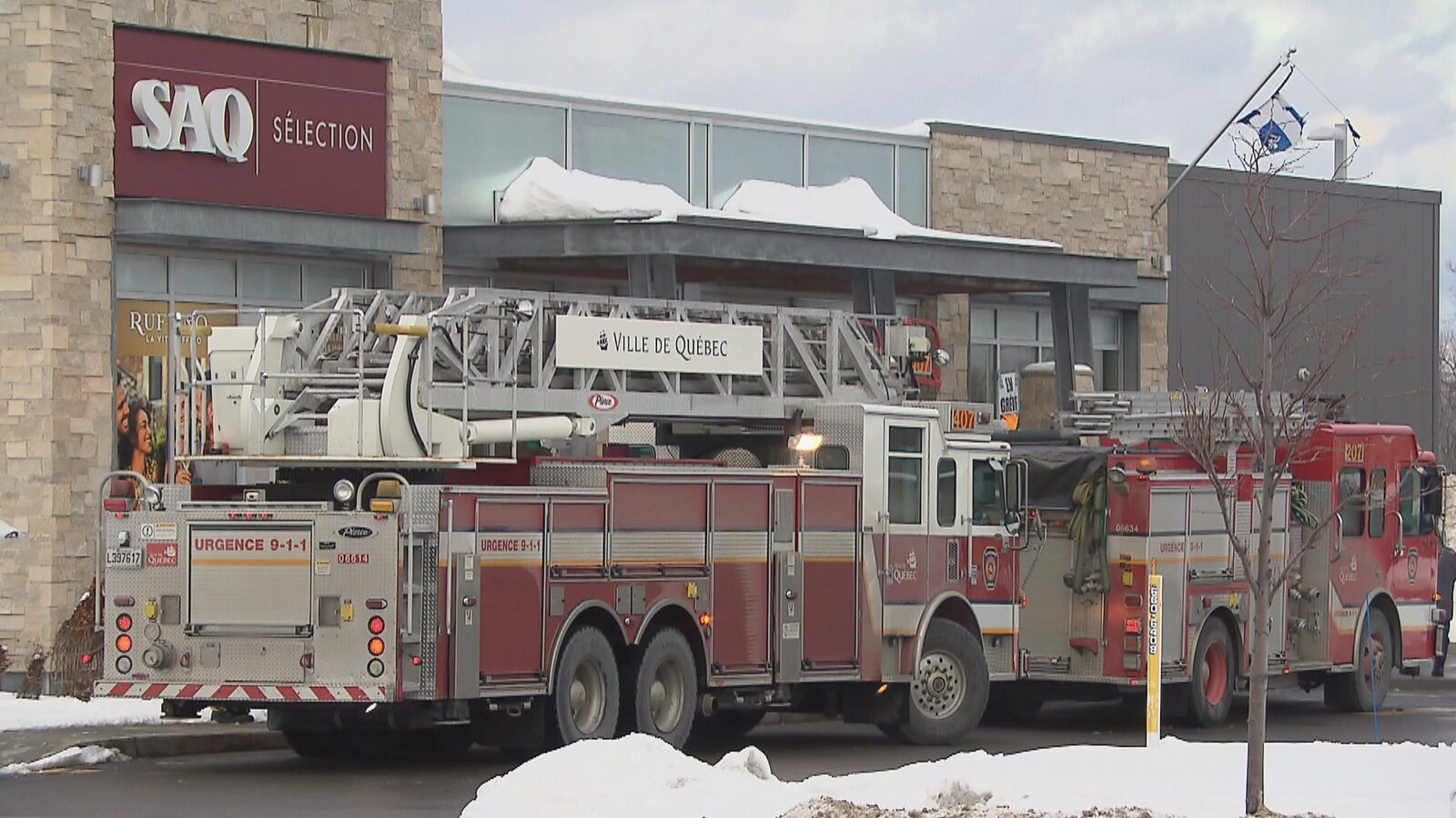 Les pompiers devant une SAQ