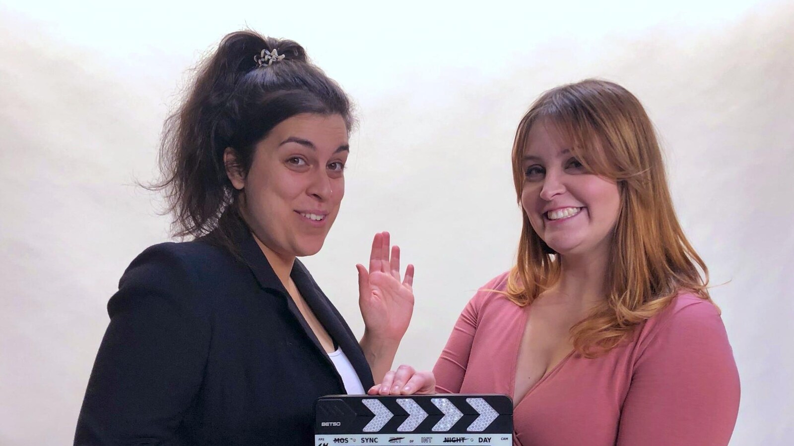 Deux journalistes débordantes d'énergie.