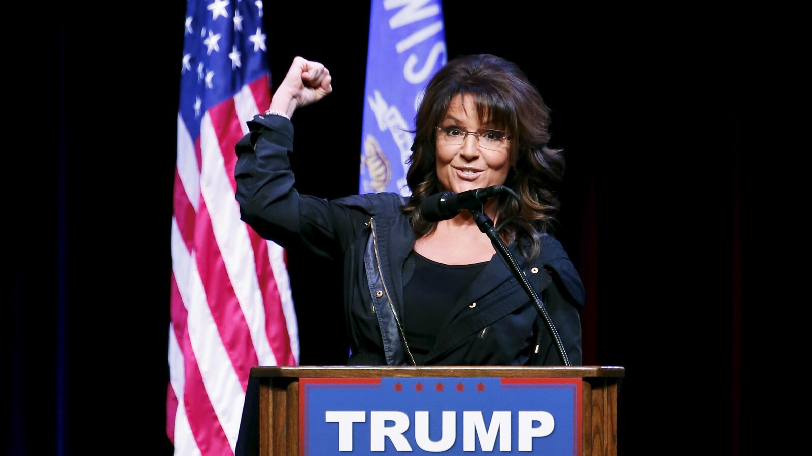 Sarah Palin, poing levé, figure parmi les aspirants au poste de secrétaire de l’Intérieur.