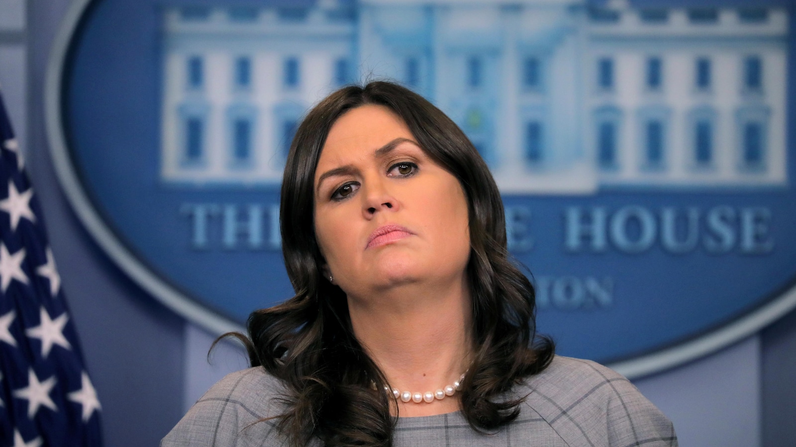 Gros plan sur le visage de la porte-parole de la Maison-Blanche, Sarah Huckabee Sanders.