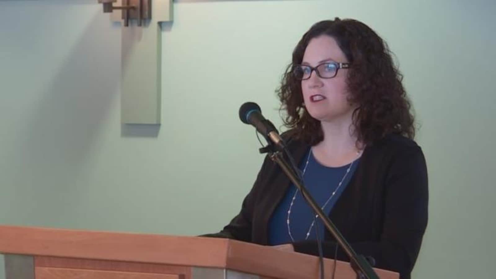 Sarah Stewart-Clark au micro alors qu'elle annonce sa candidature.