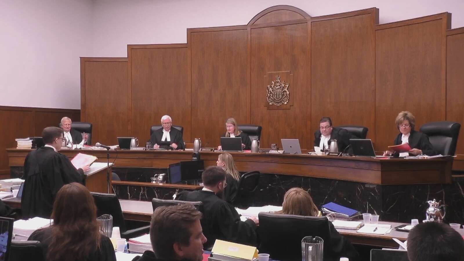 Un avocat s'adresse aux cinq juges de la Cour d'appel de la Saskatchewan