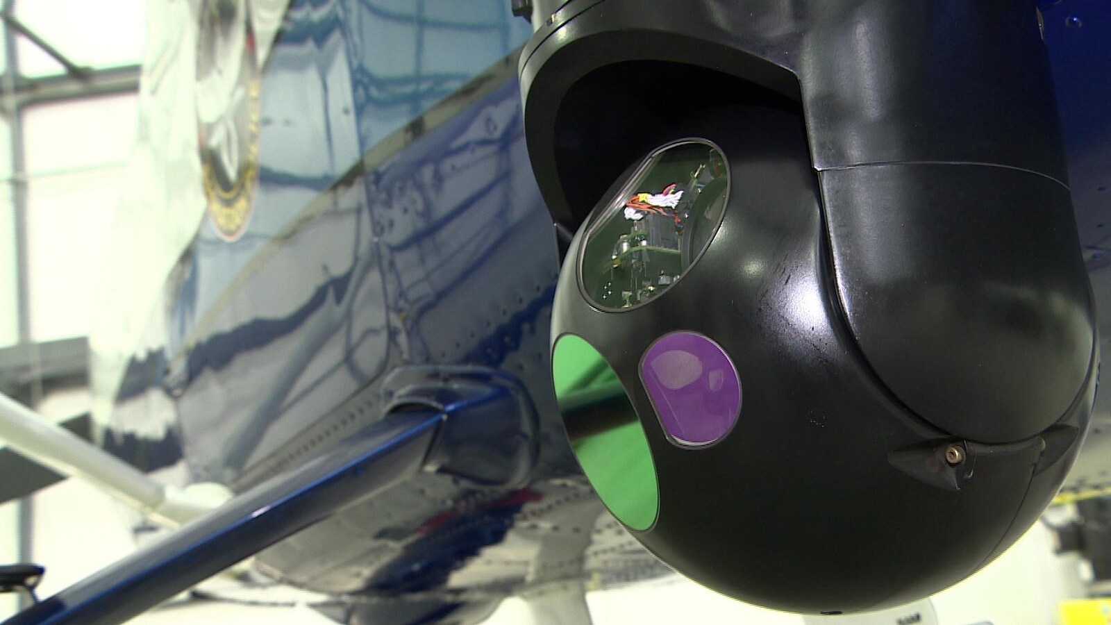 Une caméra thermique posée sur un hélicoptère de du service de police de Saskatoon.