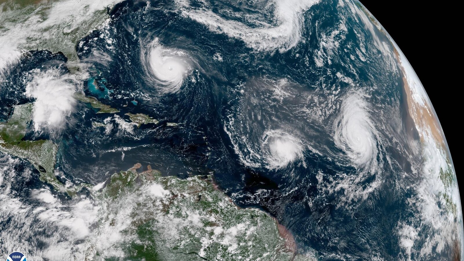 Une image prise de l'espace montrant des tourbillons blancs au-dessus d'un océan de la planète Terre.