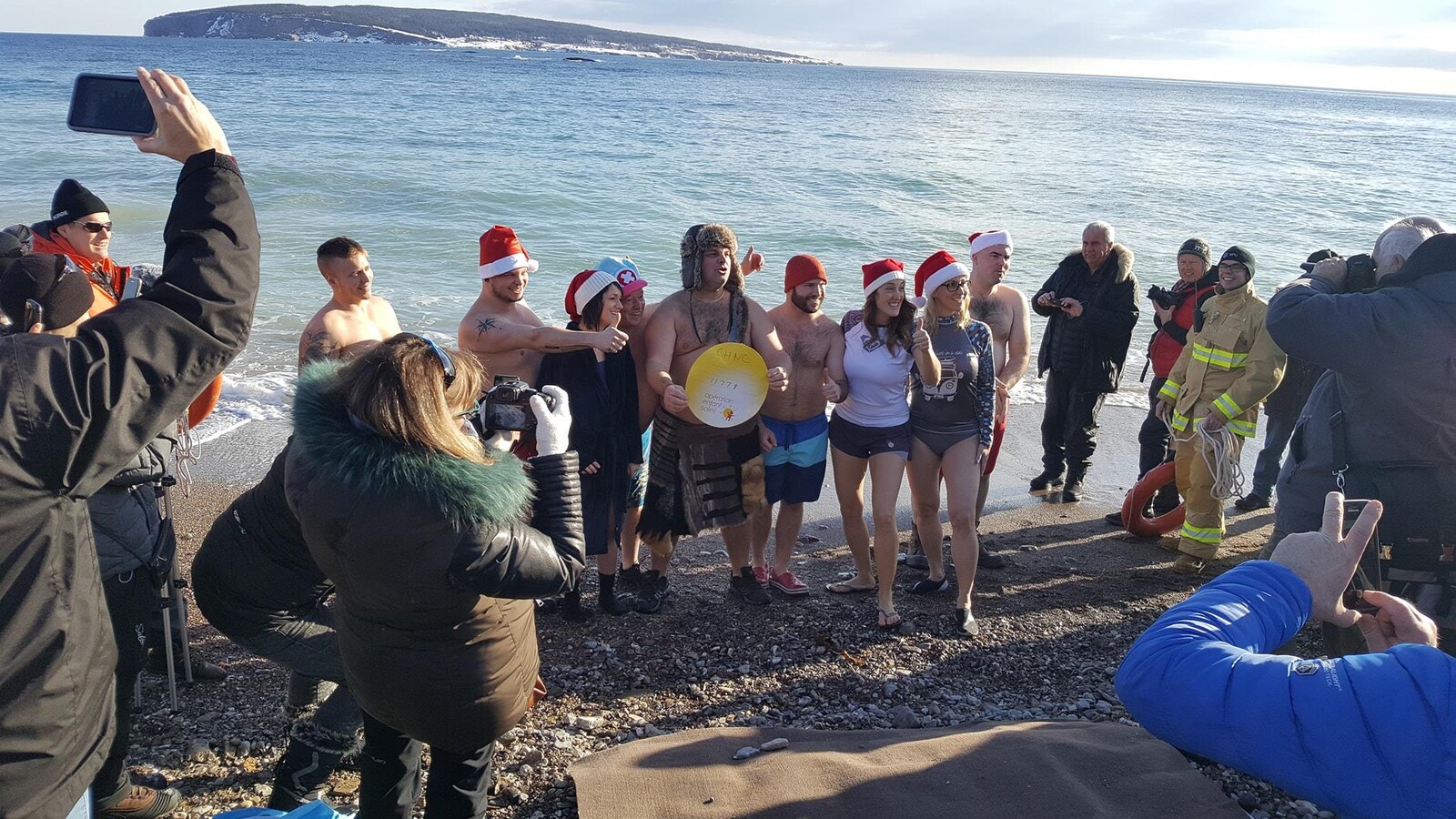 Participants près de l'eau.