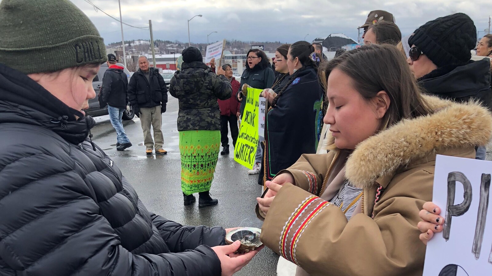 Un participant distribue de la fumée de sauge blanche.