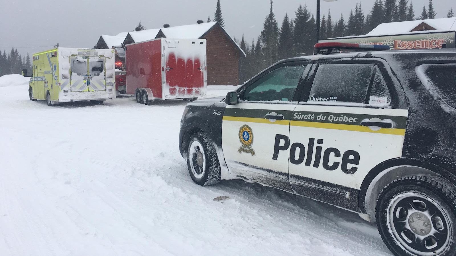 Des véhicules d'urgence