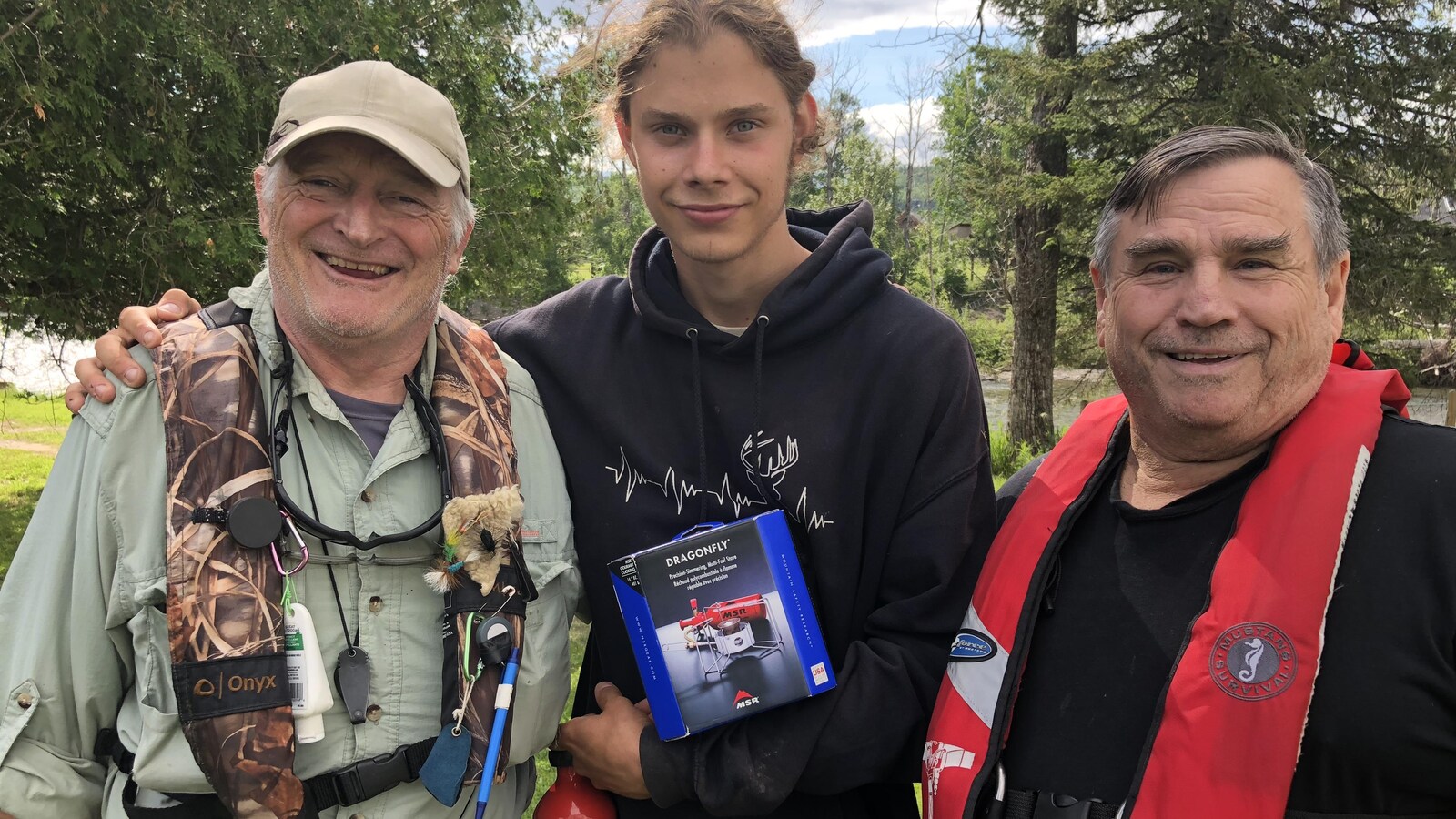William Drapeau entouré des deux pêcheurs québécois rescapés.