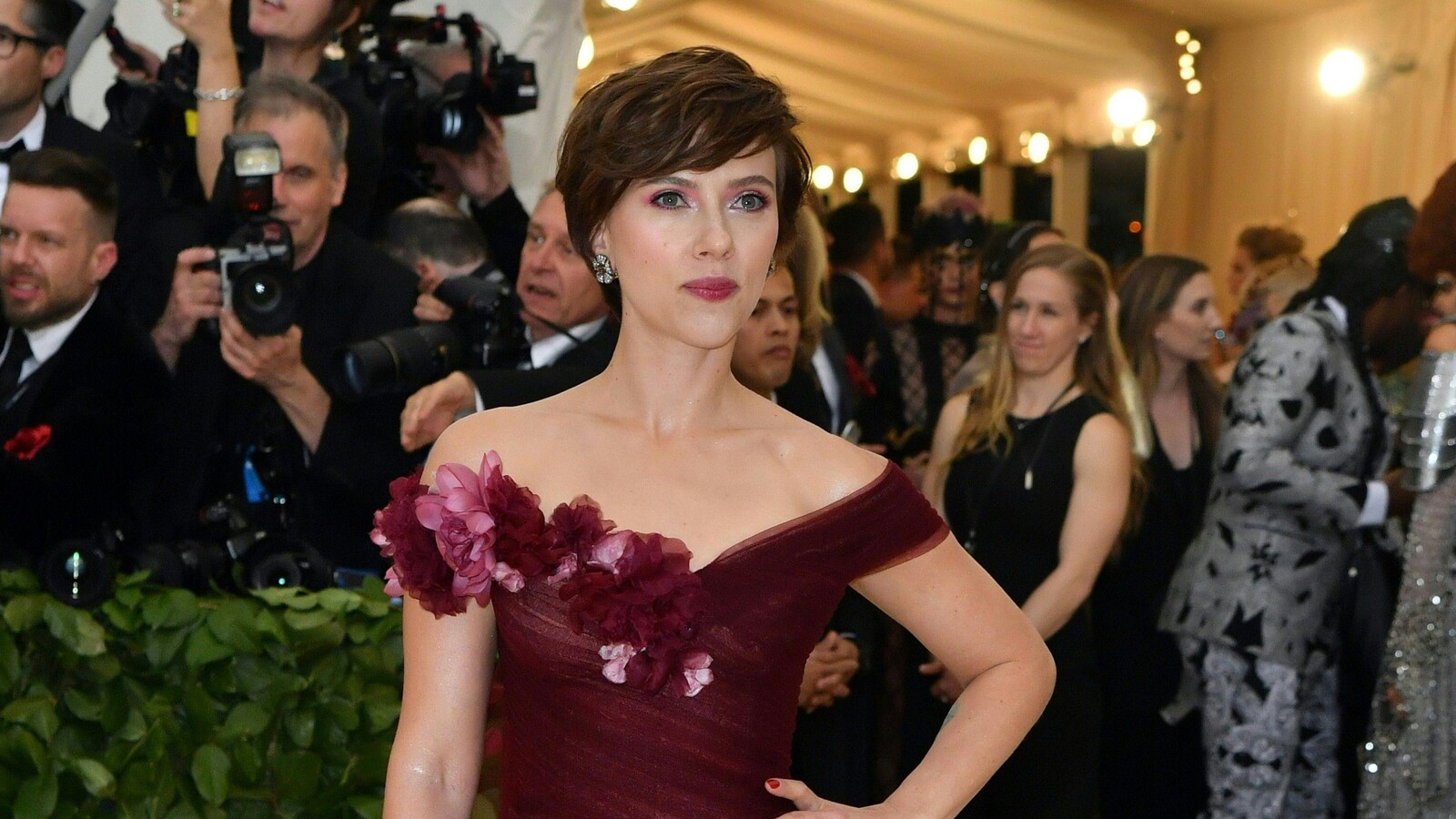 Scarlett Johansson vêtue d'une robe rouge confectionnée par la maison de mode Marchesa, co-fondée par Georgina Chapman, lors de l'arrivée des personnalités au prestigieux gala du Met, à New York.