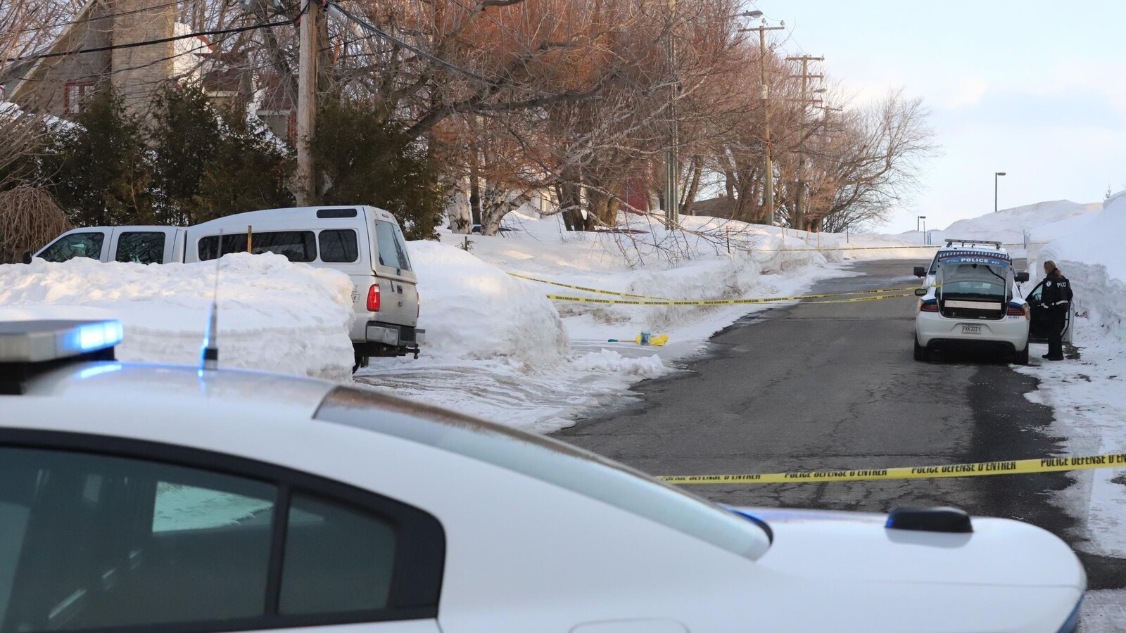 La police de Lévis a établi un large périmètre de sécurité autour de la résidence où est survenue l'agression.