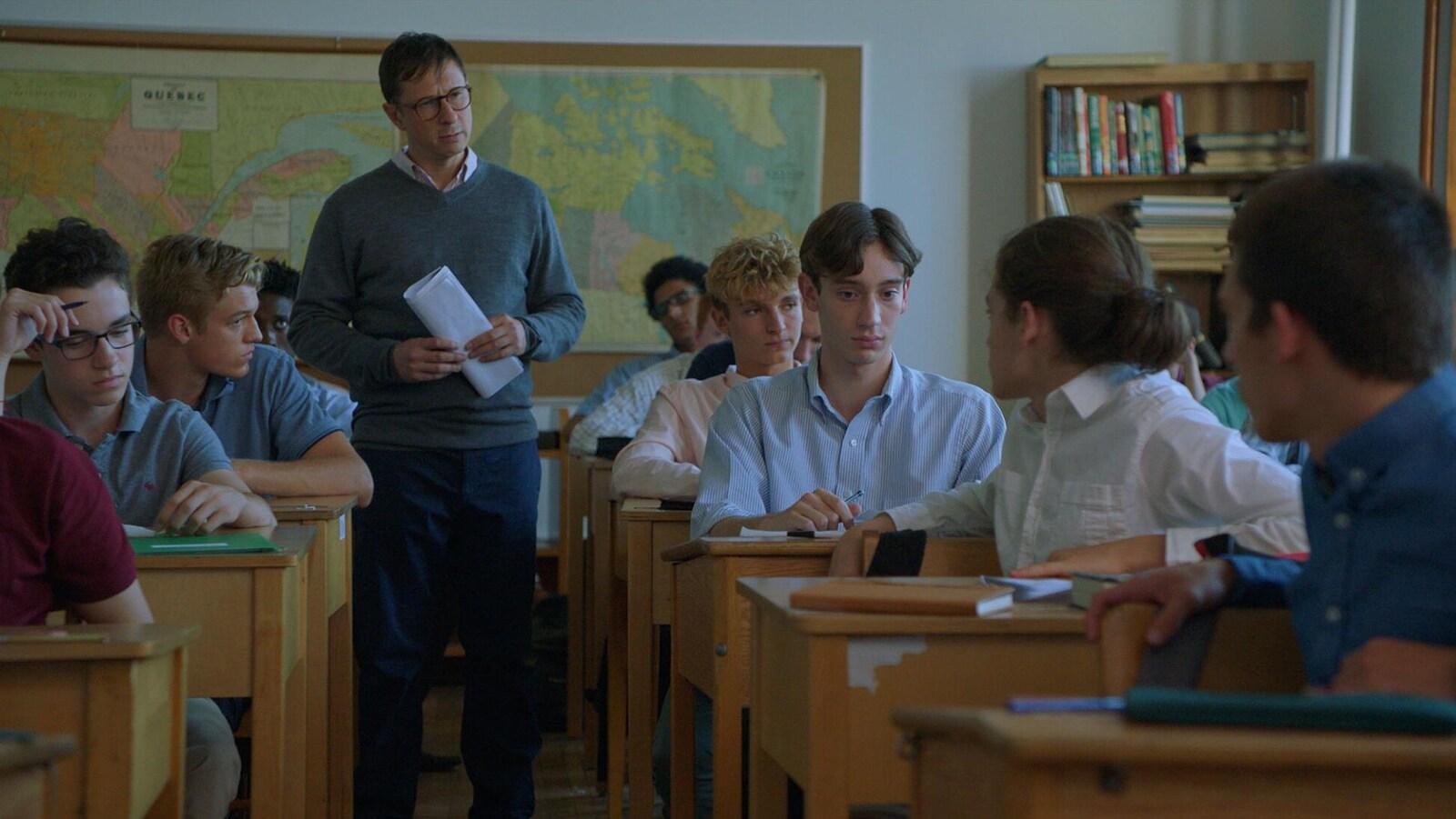 Des enfants dans une classe avec un professeur.
