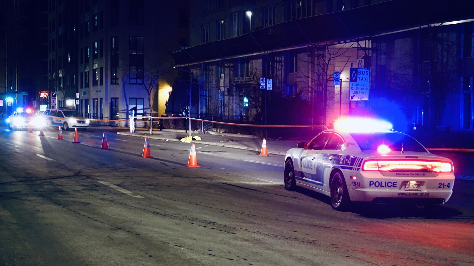 Une voiture de police dans la rue.