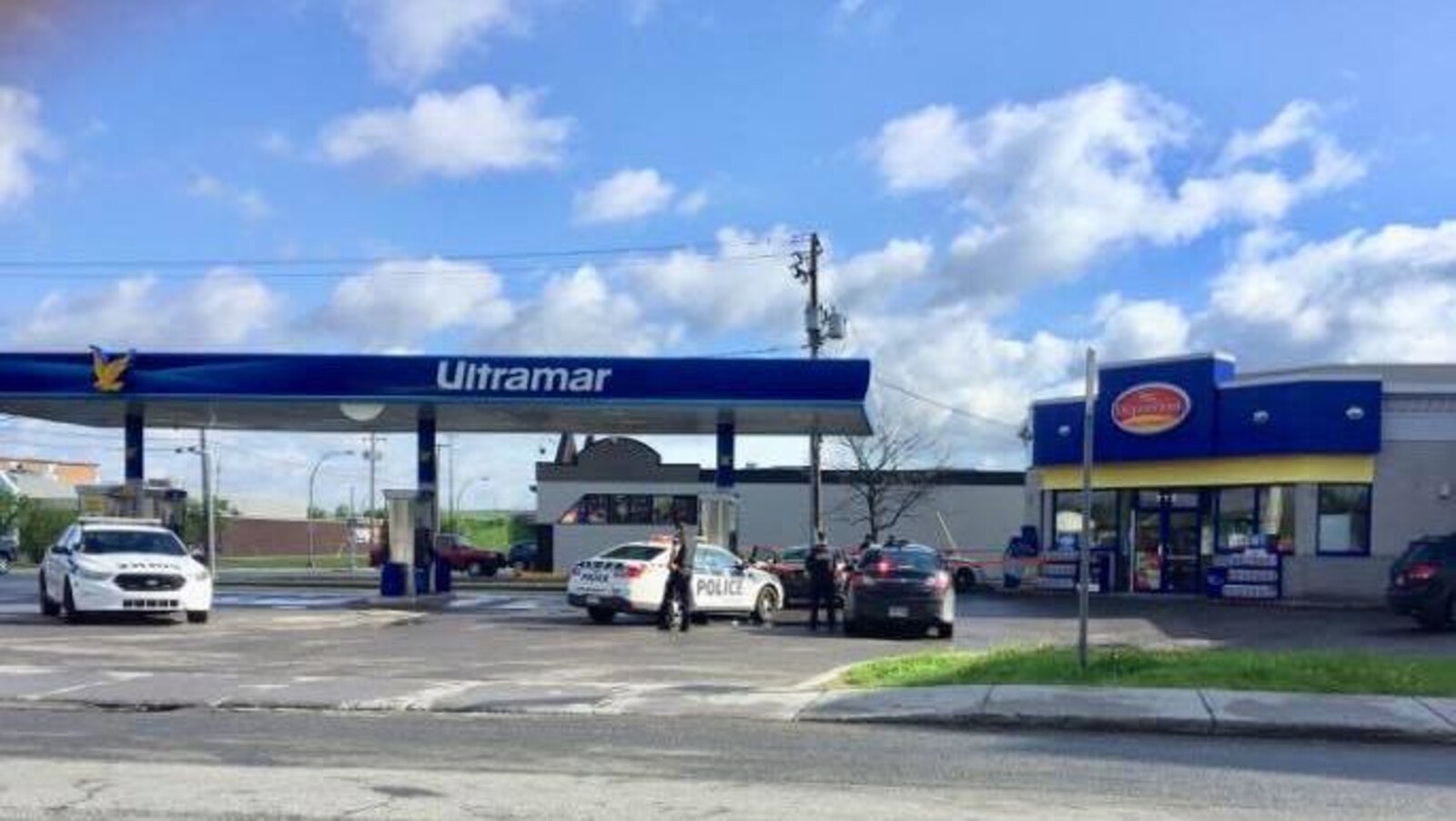 Des auto-patrouilles du SPVG dans le stationnement d'un commerce.