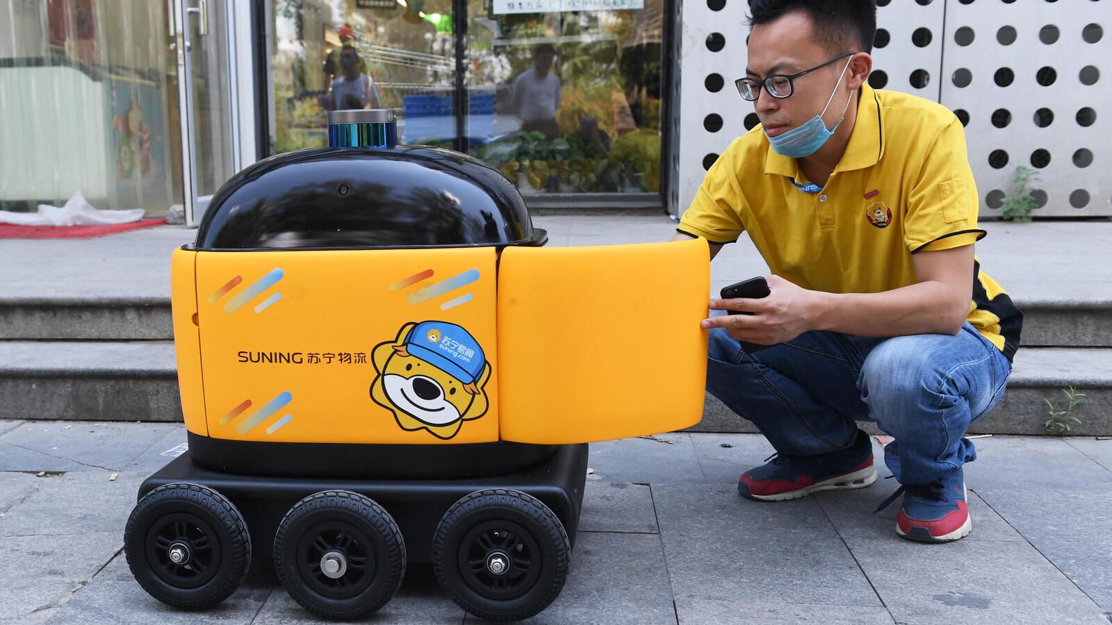 De la taille d'un four micro-onde, le robot compte six roues.