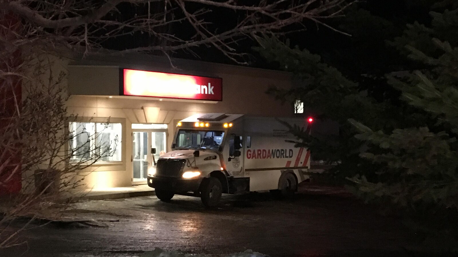 Un véhicule de la Garda est stationné devant la Banque Scotia.