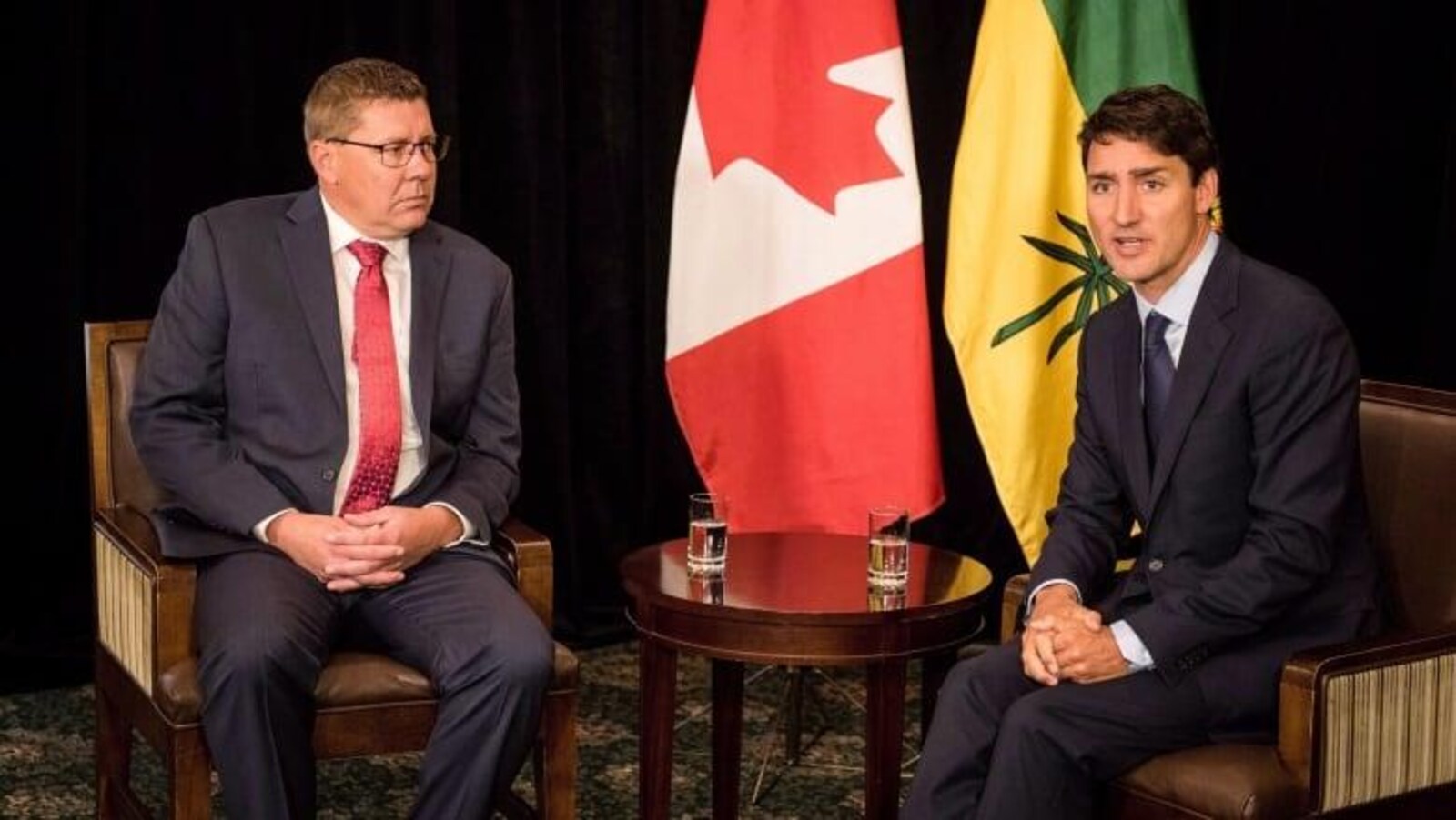 Scott Moe et Justin Trudeau assis lors d'une rencontre officielle.