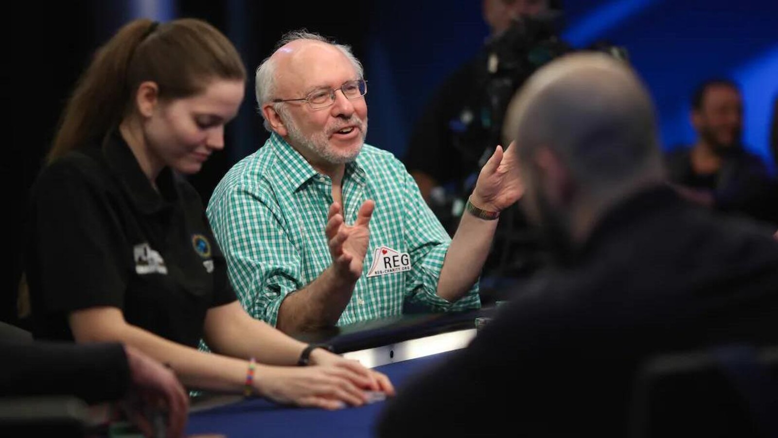 Scott Wellenbach assis à la table durant un tournoi de poker.
