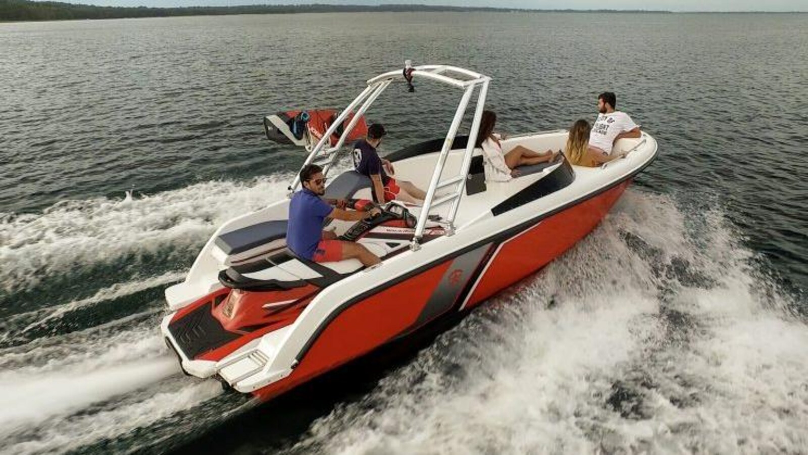 Motomarine dans une embarcation.