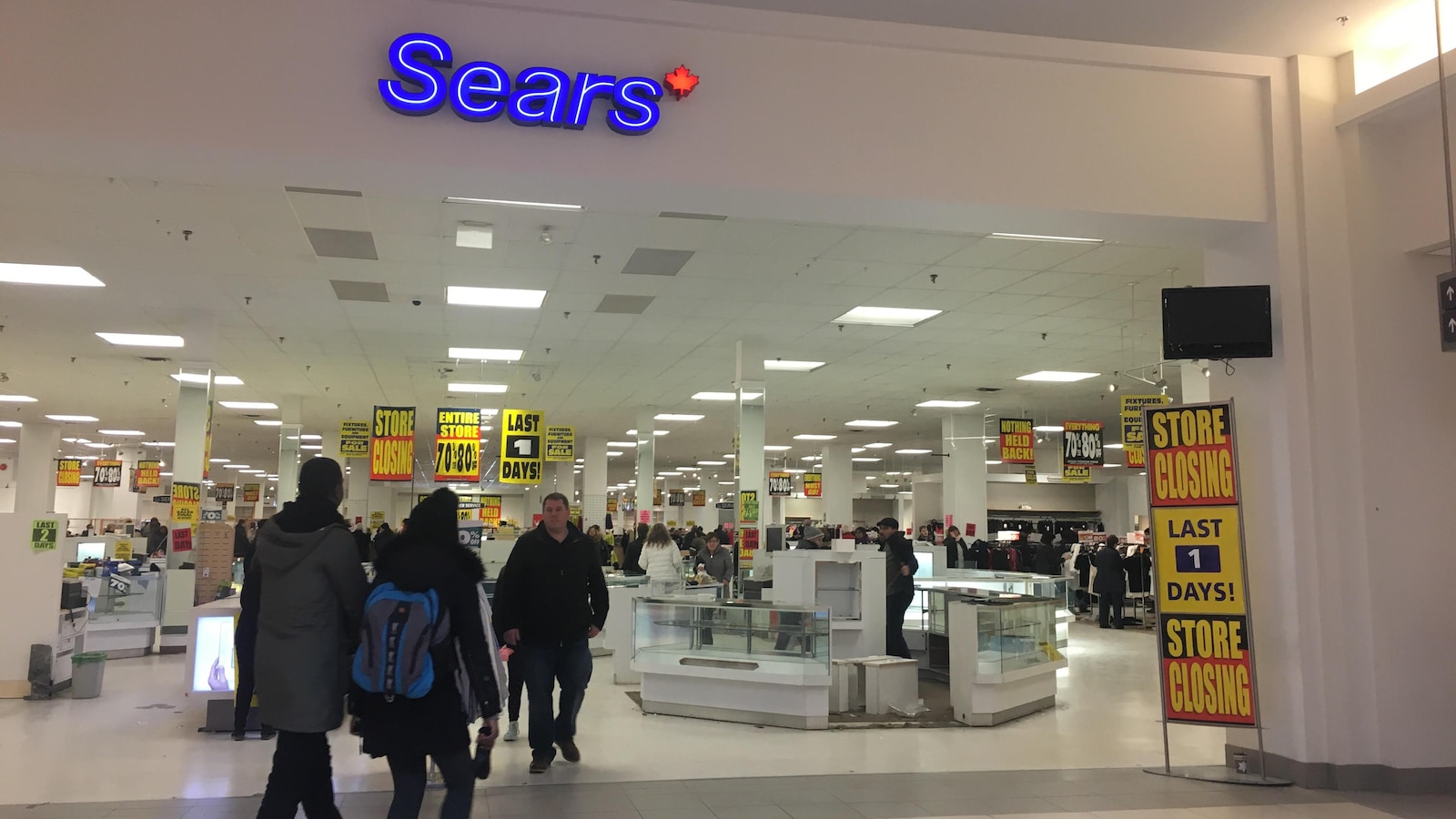 Des gens entrent et sortent du magasin