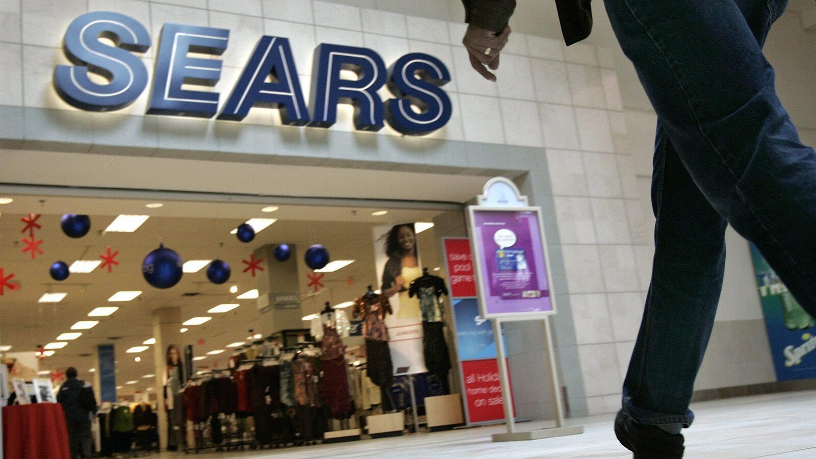 Un homme entre dans un magasin Sears