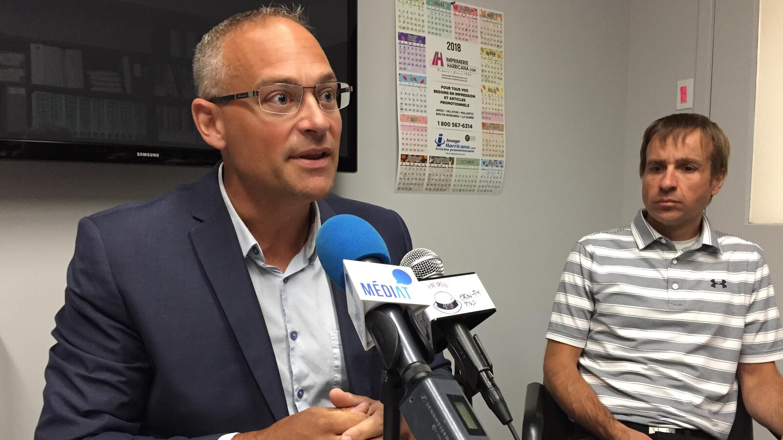 Le maire d'Amos, Sébastien D'Astous, en point de presse.