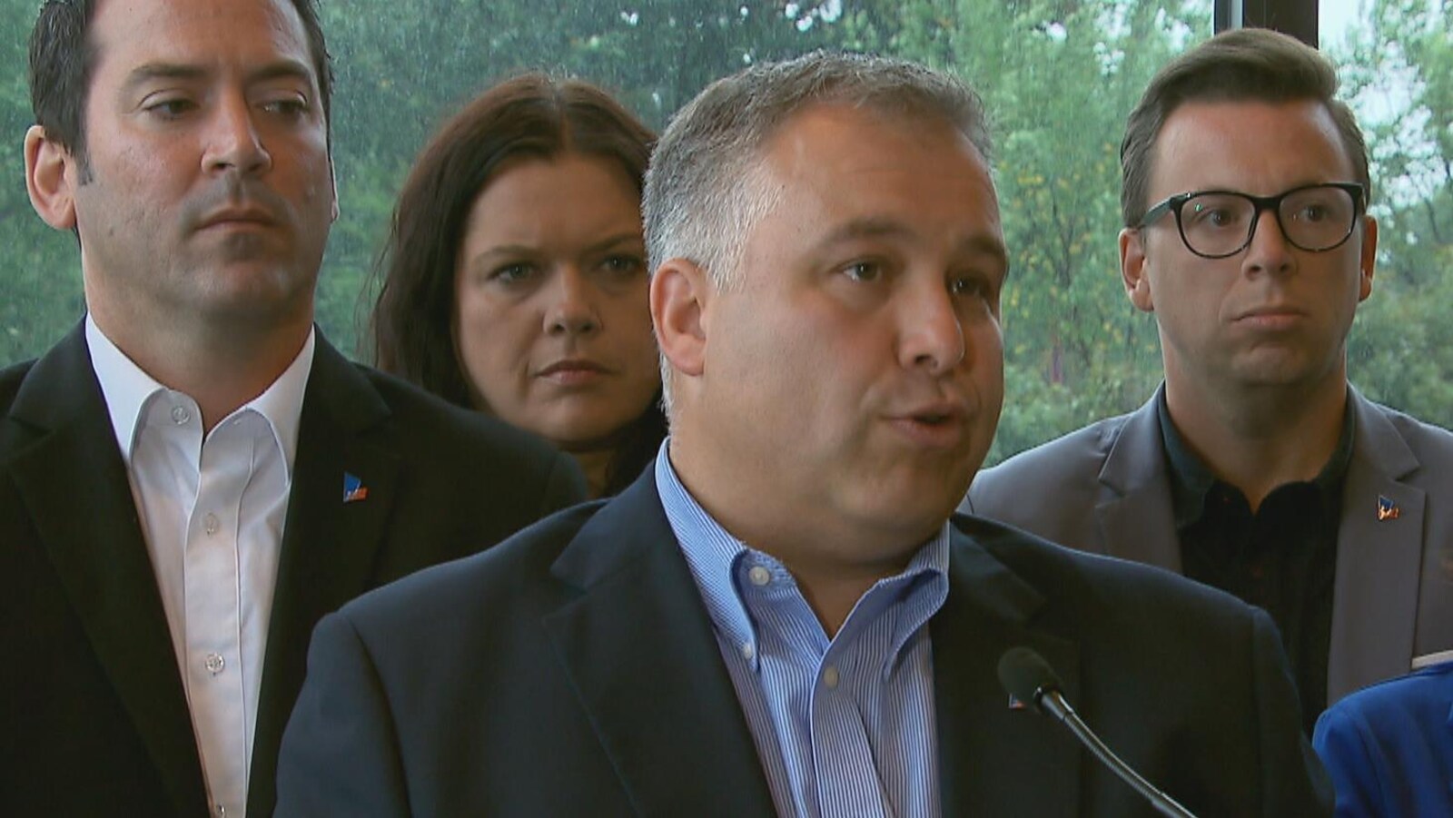 Sébastien Proulx entouré de candidats du PLQ dans la région de Québec