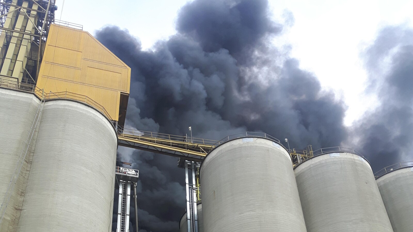 Un panache de fumée noire se dégage devant les silos du terminal céréalier North West Terminal.