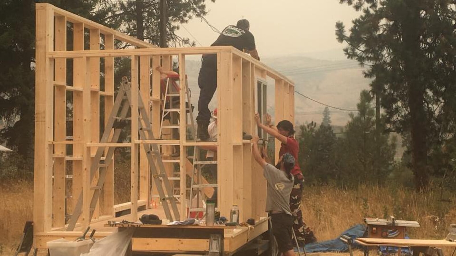 La construction d'une charpente en bois d'une minimaison près de Kamloops en Colombie-Britannique