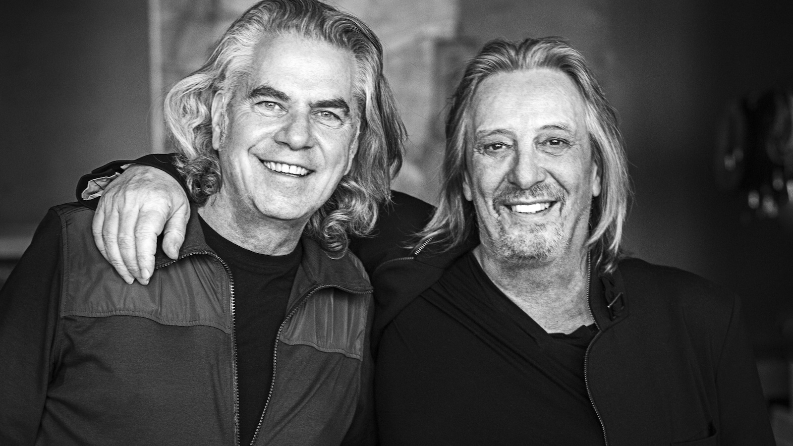 Les auteurs-compositeurs-interprètes québécois Richard Séguin et Serge Fiori, bras dessus, bras dessous.