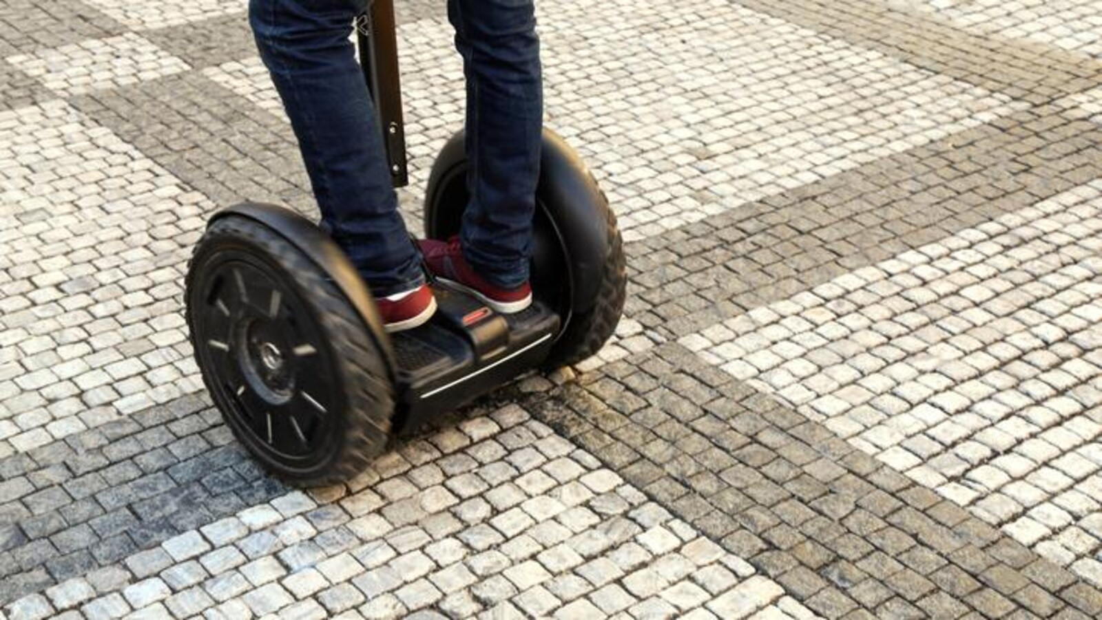Un jeune sur un gyropode de marque Segway