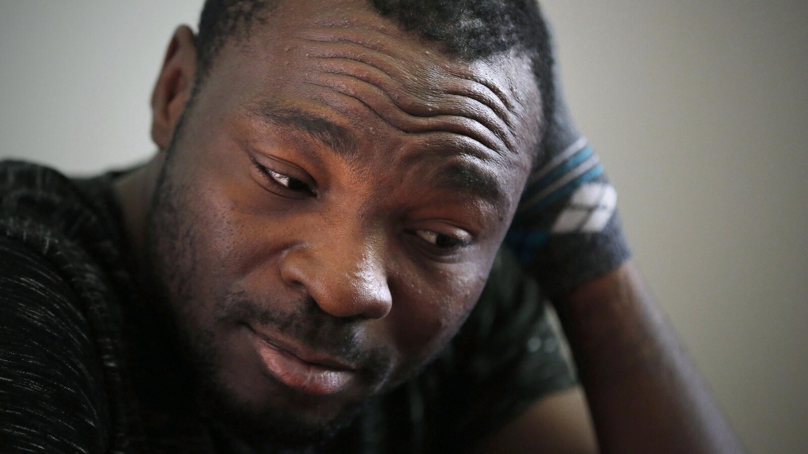 Seidu Mohammed, un demandeur d'asile originaire du Ghana, souriant après avoir obtenu le statut de réfugié en mai 2017.
