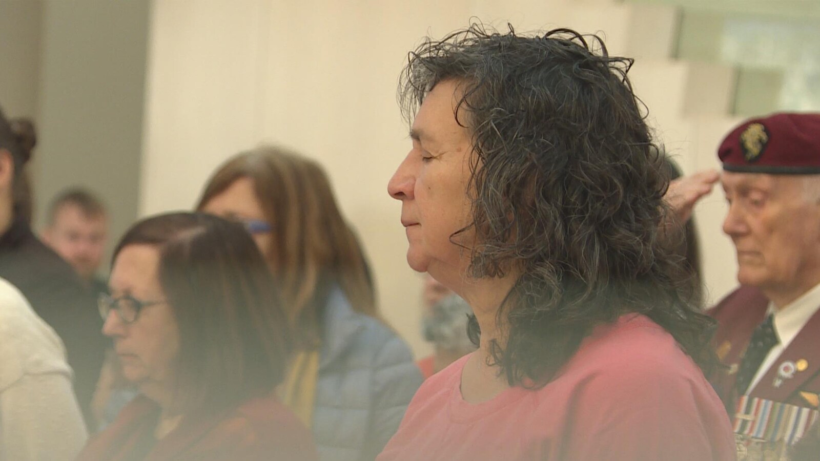 Une femme ferme les yeux lors de l'hymne de la nation Métis à l'hôtel de ville d'Edmonton.
