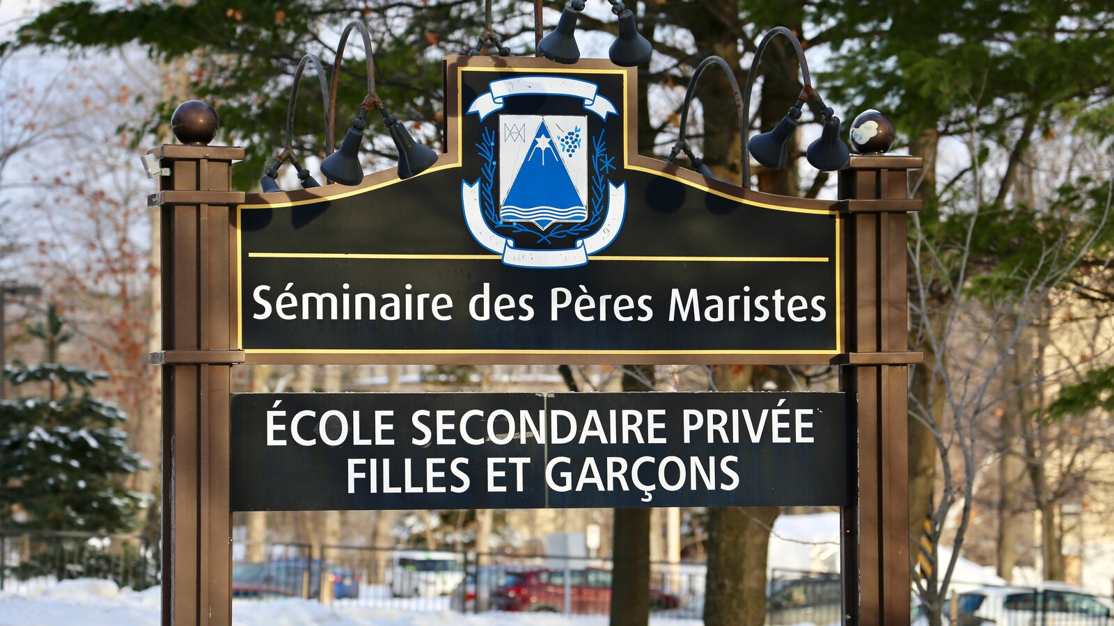 Enseigne du Séminaire des Pères Maristes photographiée en hiver.