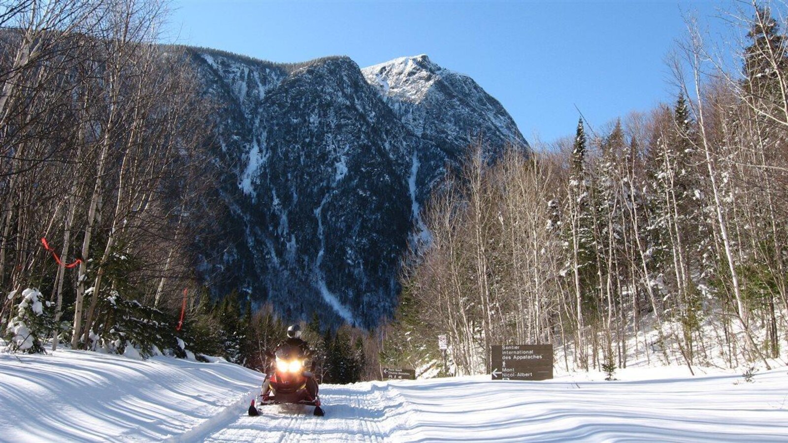 Sentier de motoneige gaspésien longeant les montagnes