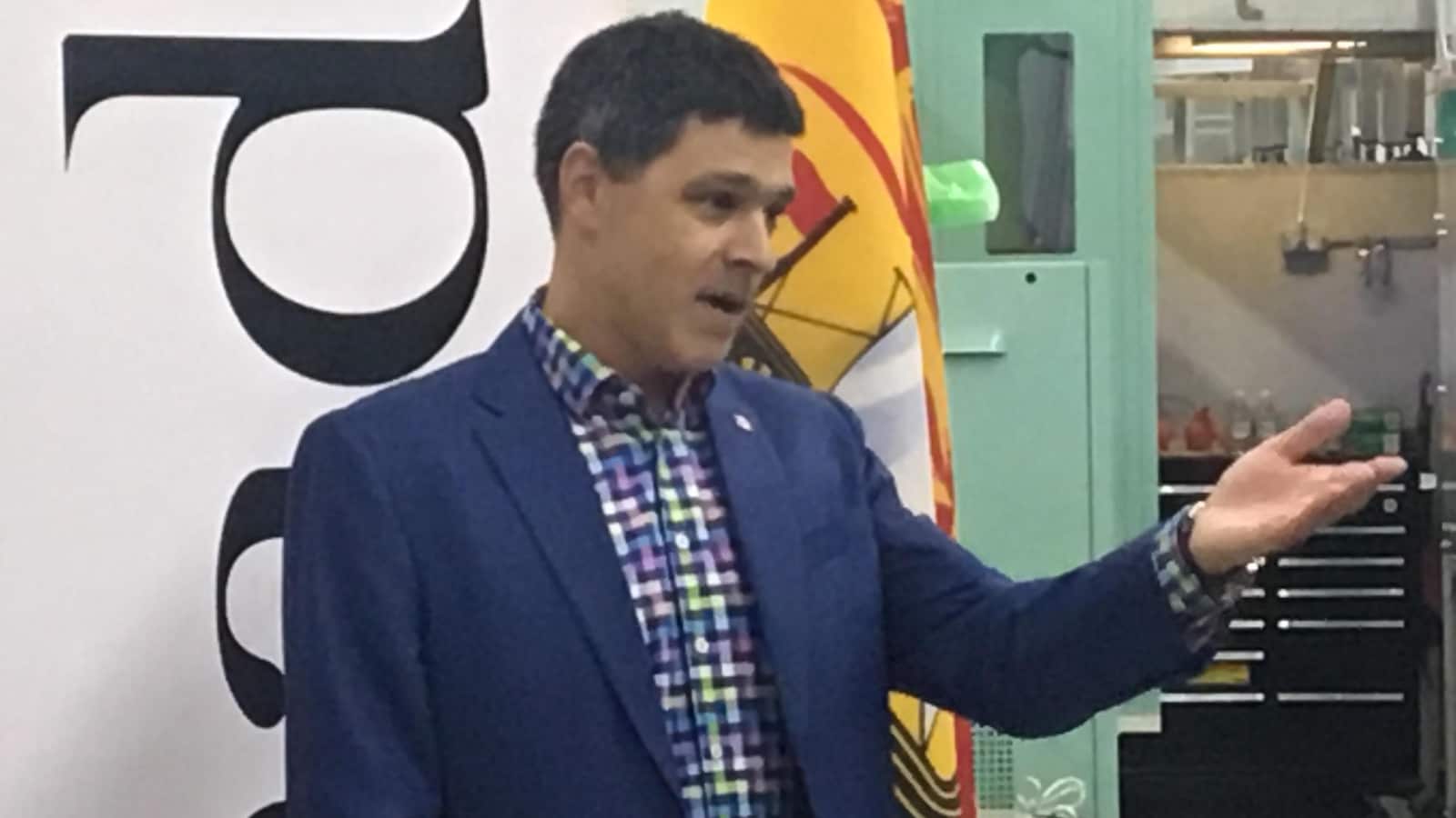 Le député fédéral Serge Cormier veut mettre un frein à l'exode de permis de pêche au crabe.