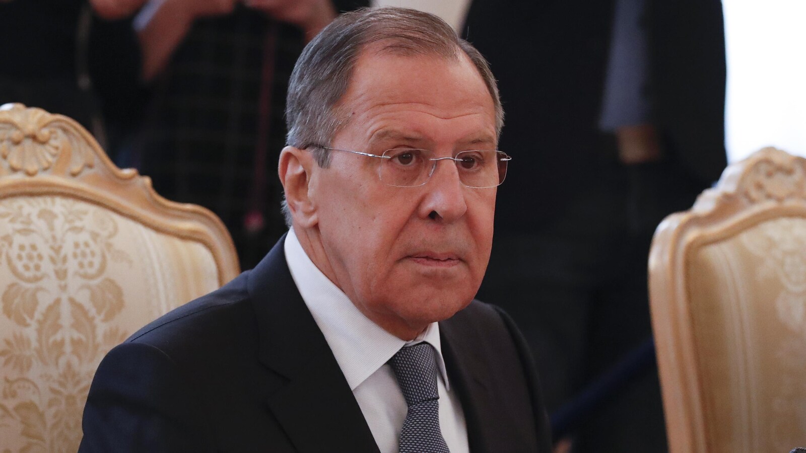 Sergueï Lavrov est assis à une table et parle.