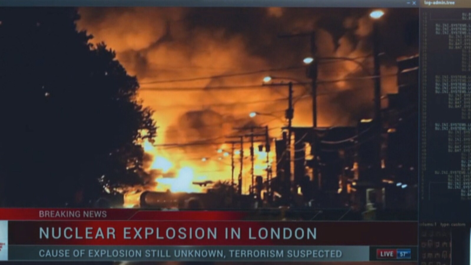 On voit des flammes, de la fumée dans une rue la nuit.