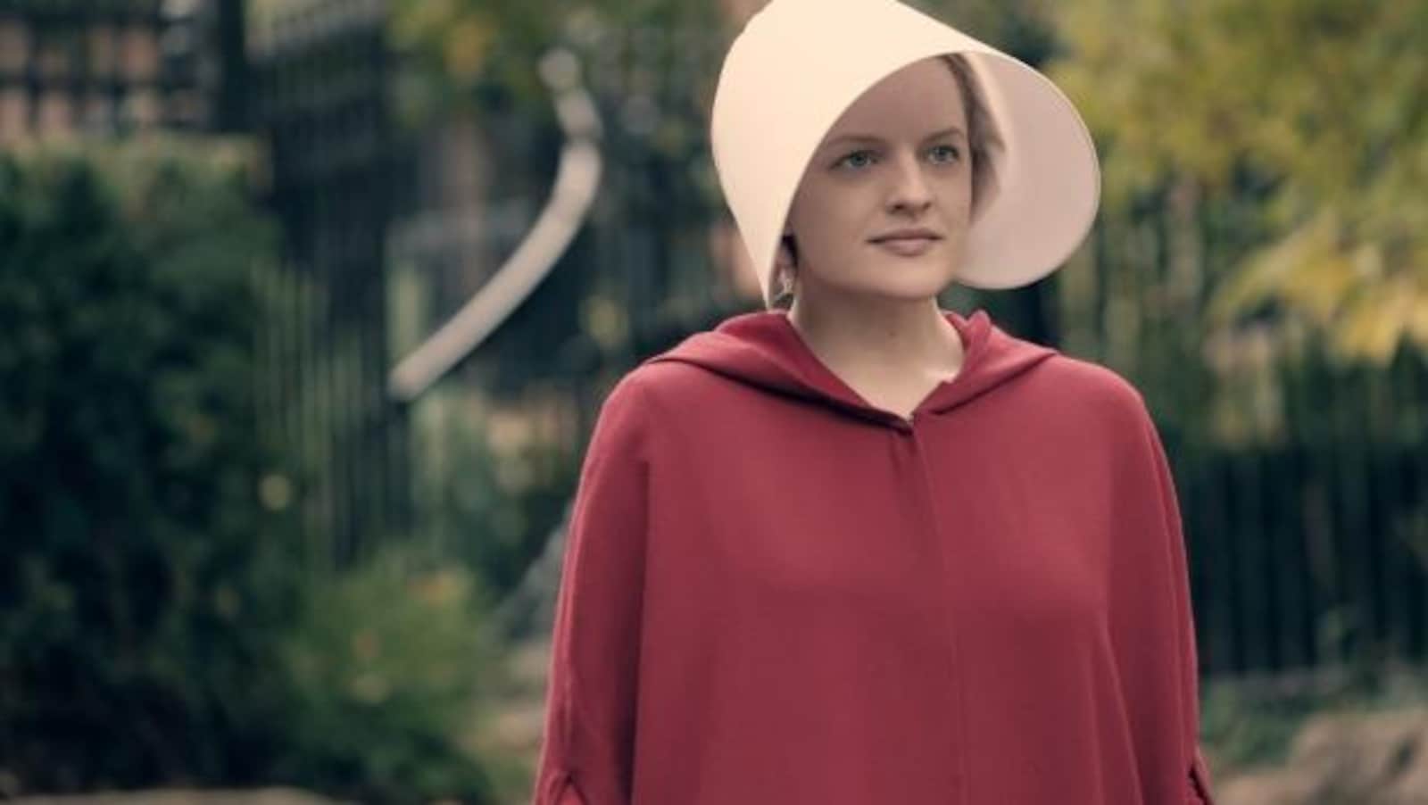 Photo de l'actrice dans un costume de nonne rouge écarlate
