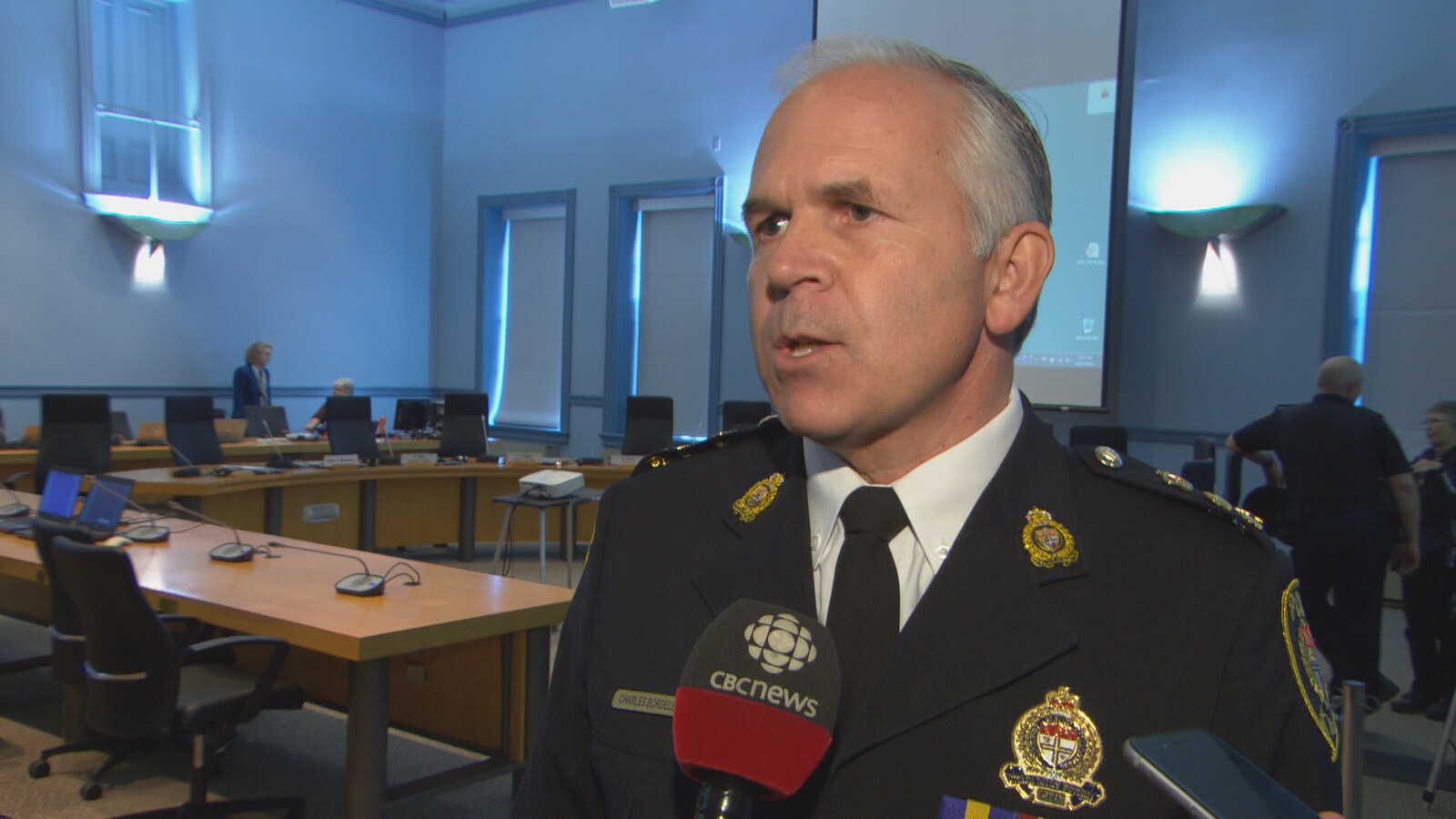 Charles Bordeleau réponds aux questions du journaliste.
