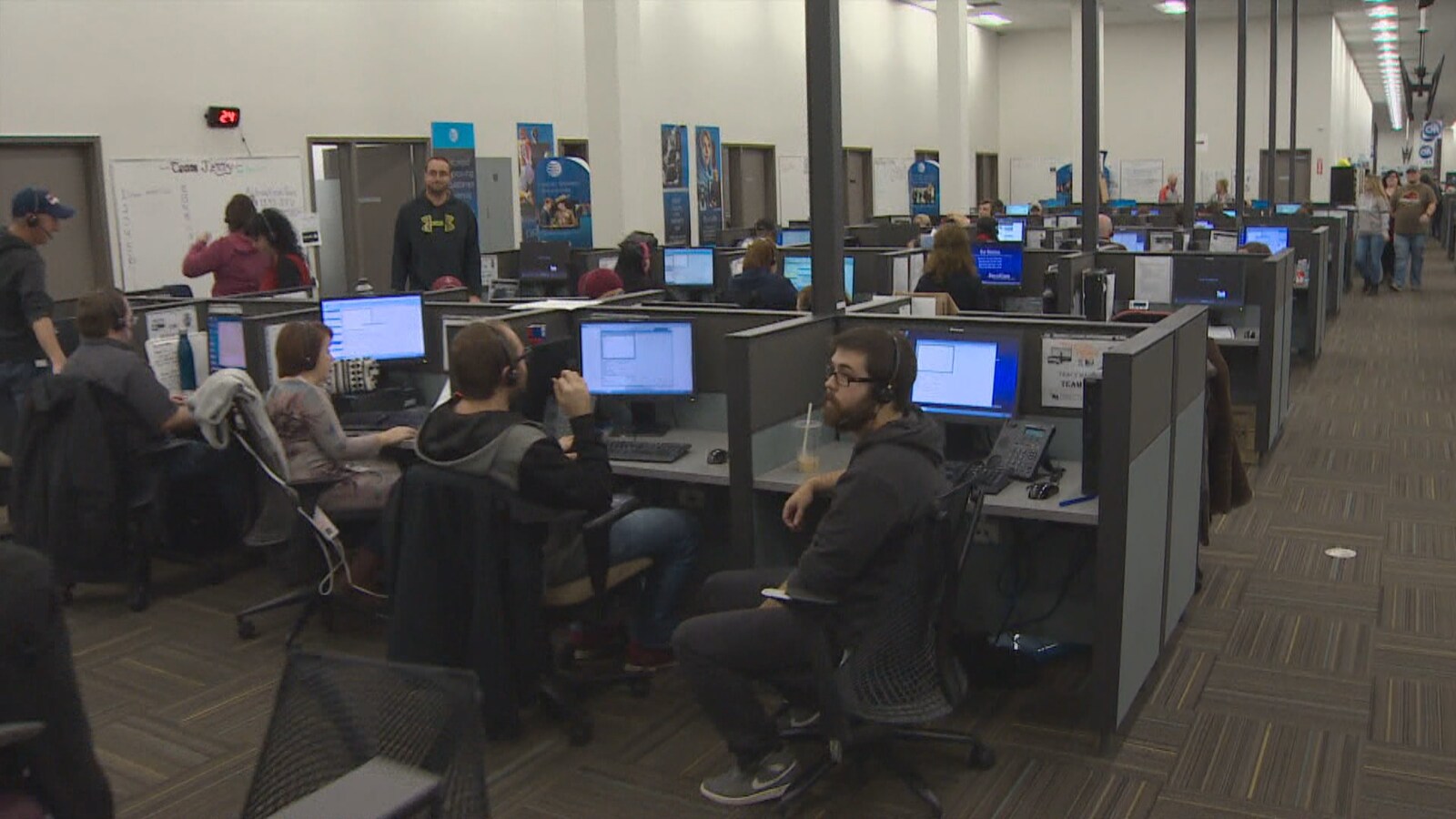 Une salle de travail de Servicom lors d'une journée de travail.