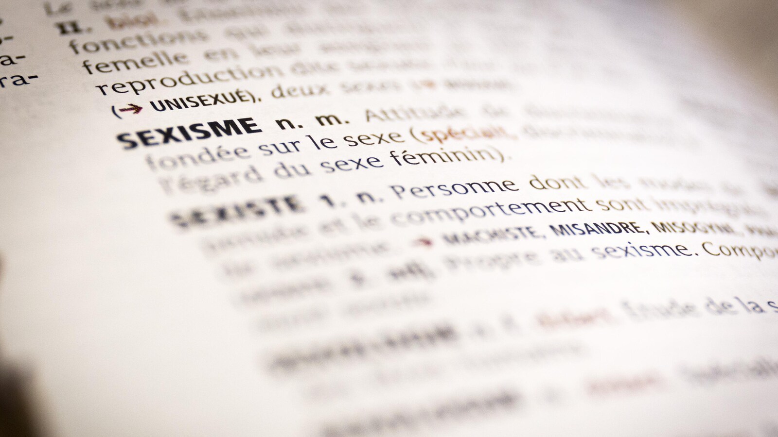 Une photo du mot sexisme et de sa définition dans un dictionnaire.