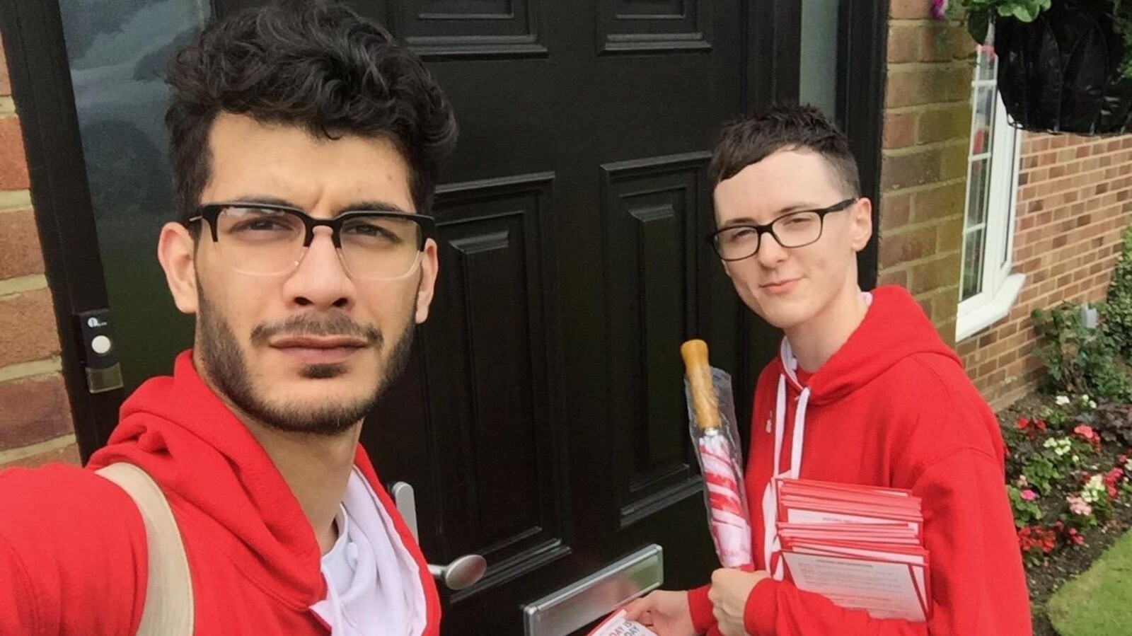 Shahmir Sann et Darren Grimes portent tous les deux des lunettes et un chandail rouge.