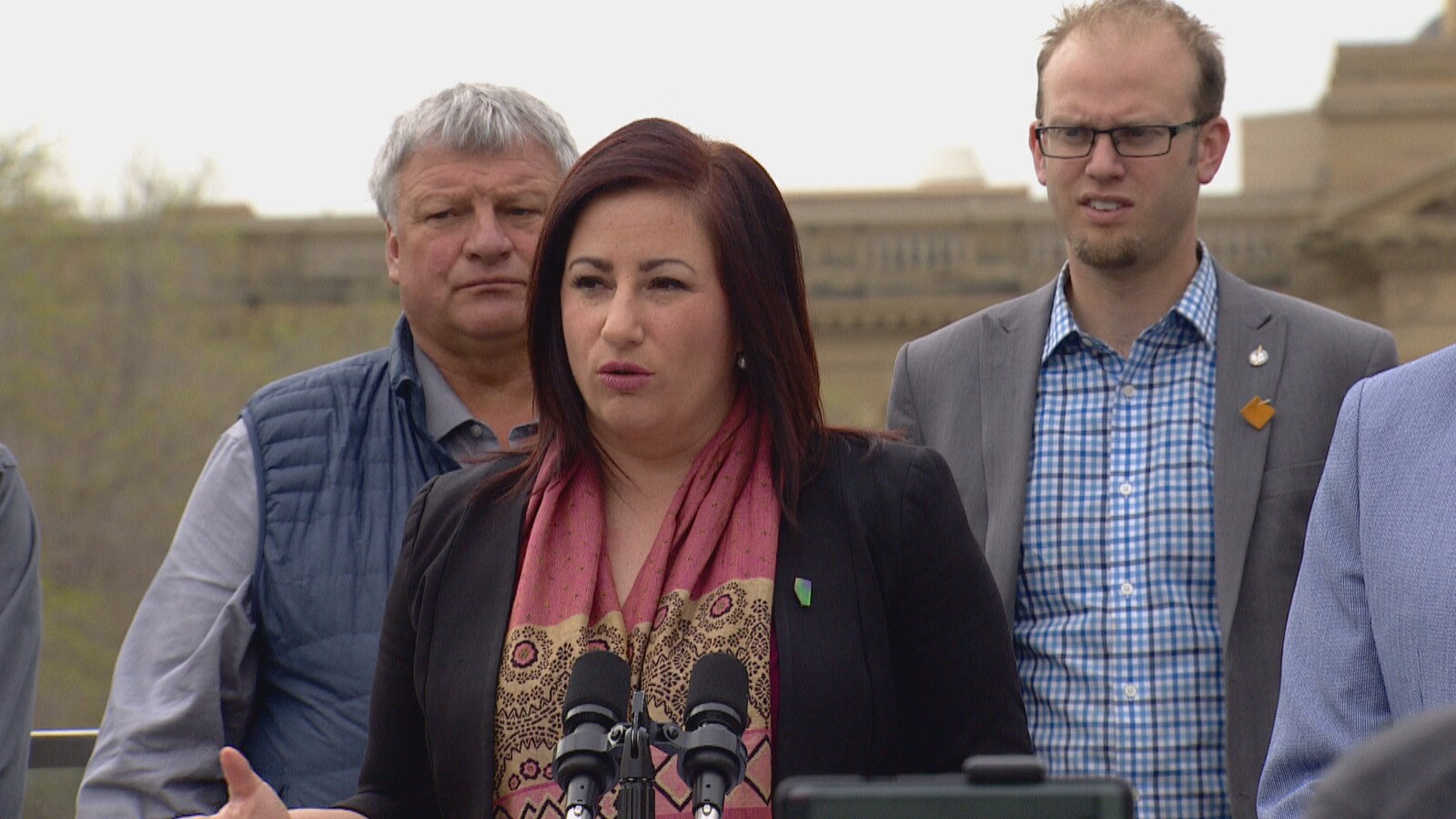 Shannon Stubbs fait un discours devant l'Assemblée législative de l'Alberta à Edmonton.