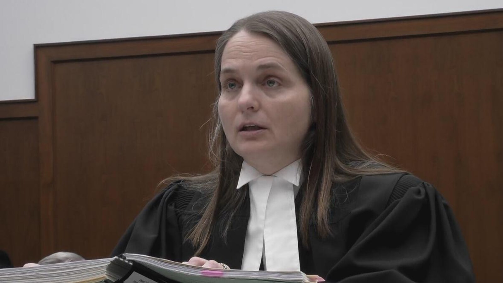 Me Sharlene Telles-Langdon se tient debout avec son uniforme d'avocate à la Cour d'appel de la Saskatchewan.