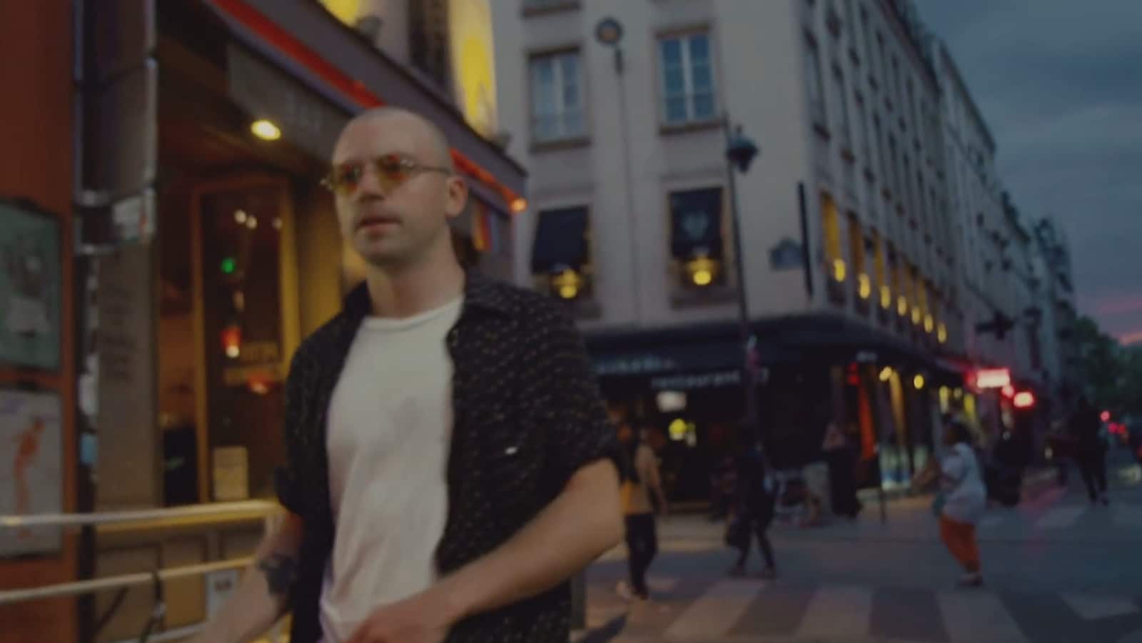 Shawn Jobin en action dans la rue. Il porte des lunettes.