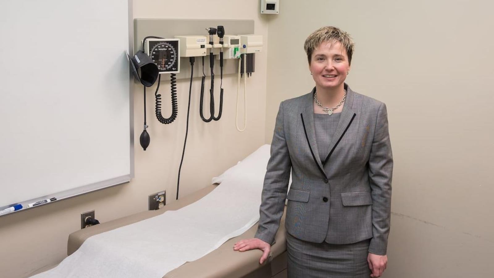 La neurologue Shelagh Coutts sourit à la caméra.