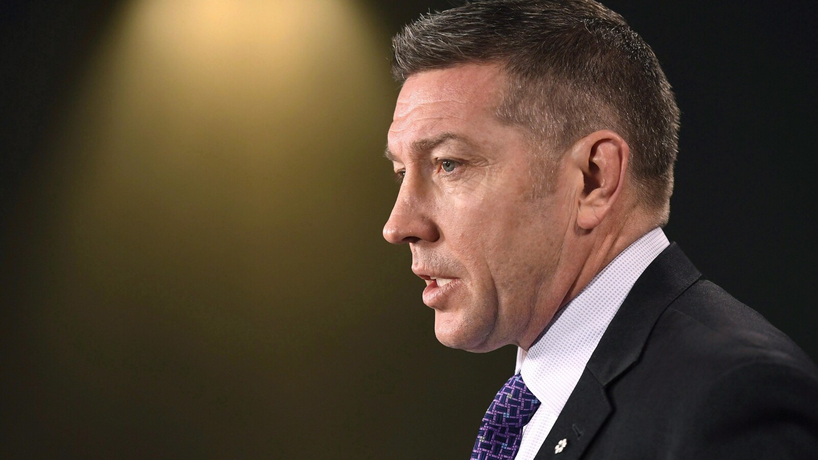 Sheldon Kennedy de profil.